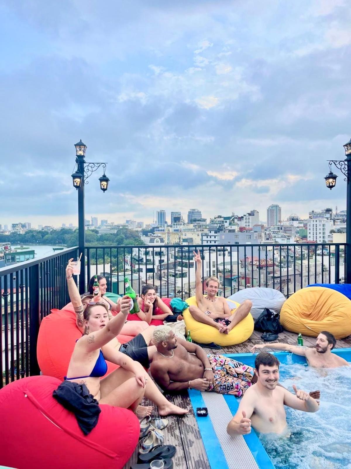 Lakeview Backpackers Hostel & Rooftop Bar Ханой Екстериор снимка