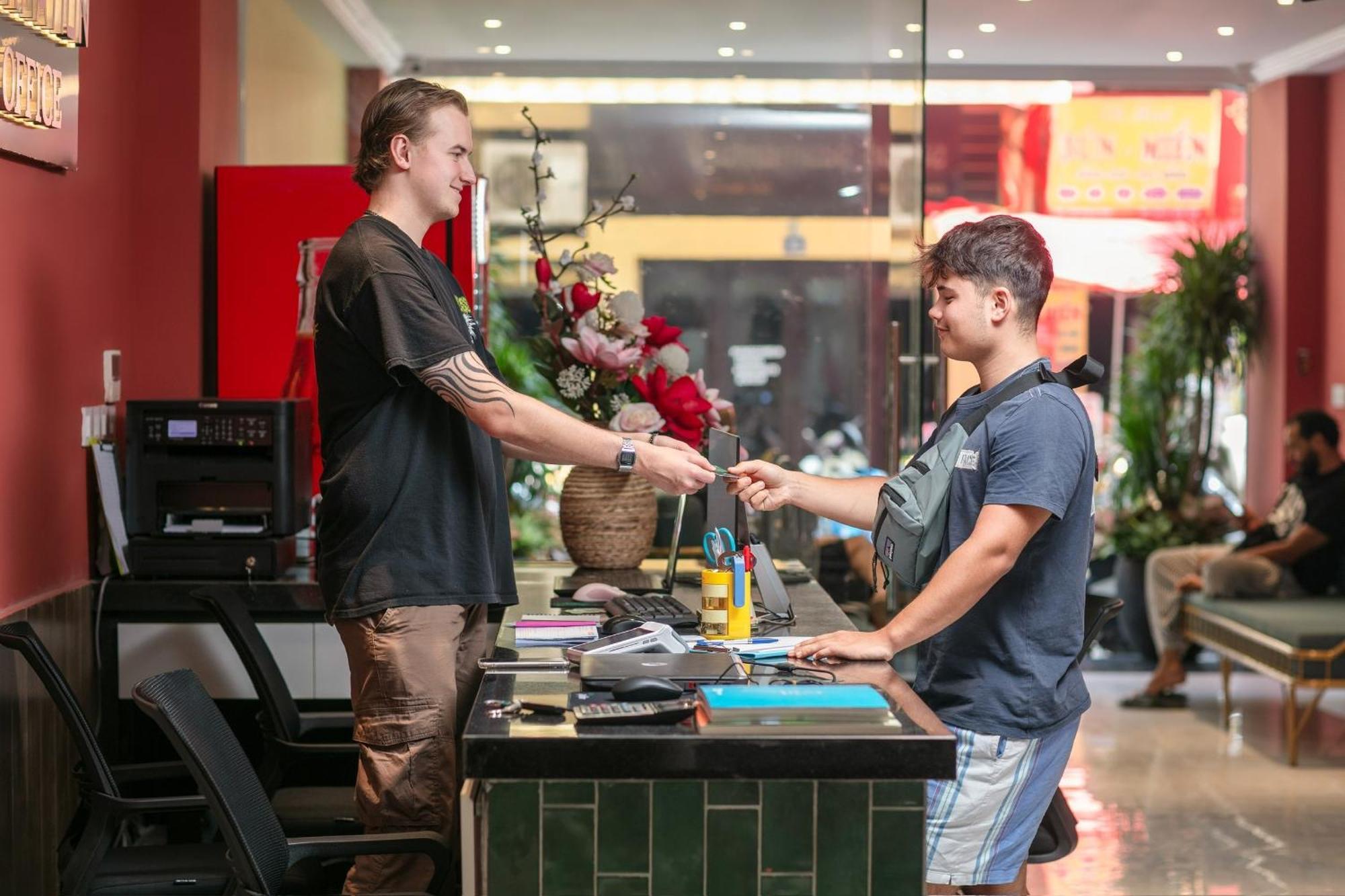 Lakeview Backpackers Hostel & Rooftop Bar Ханой Екстериор снимка