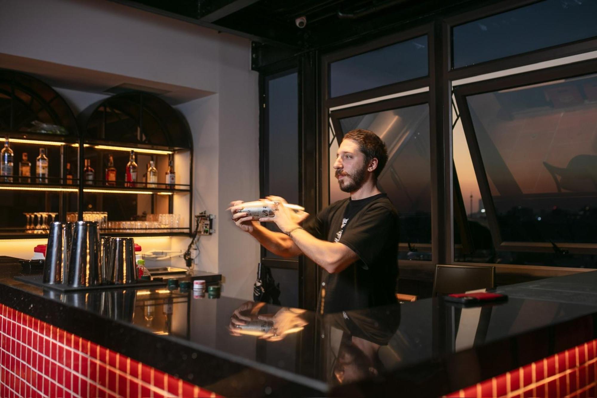 Lakeview Backpackers Hostel & Rooftop Bar Ханой Екстериор снимка