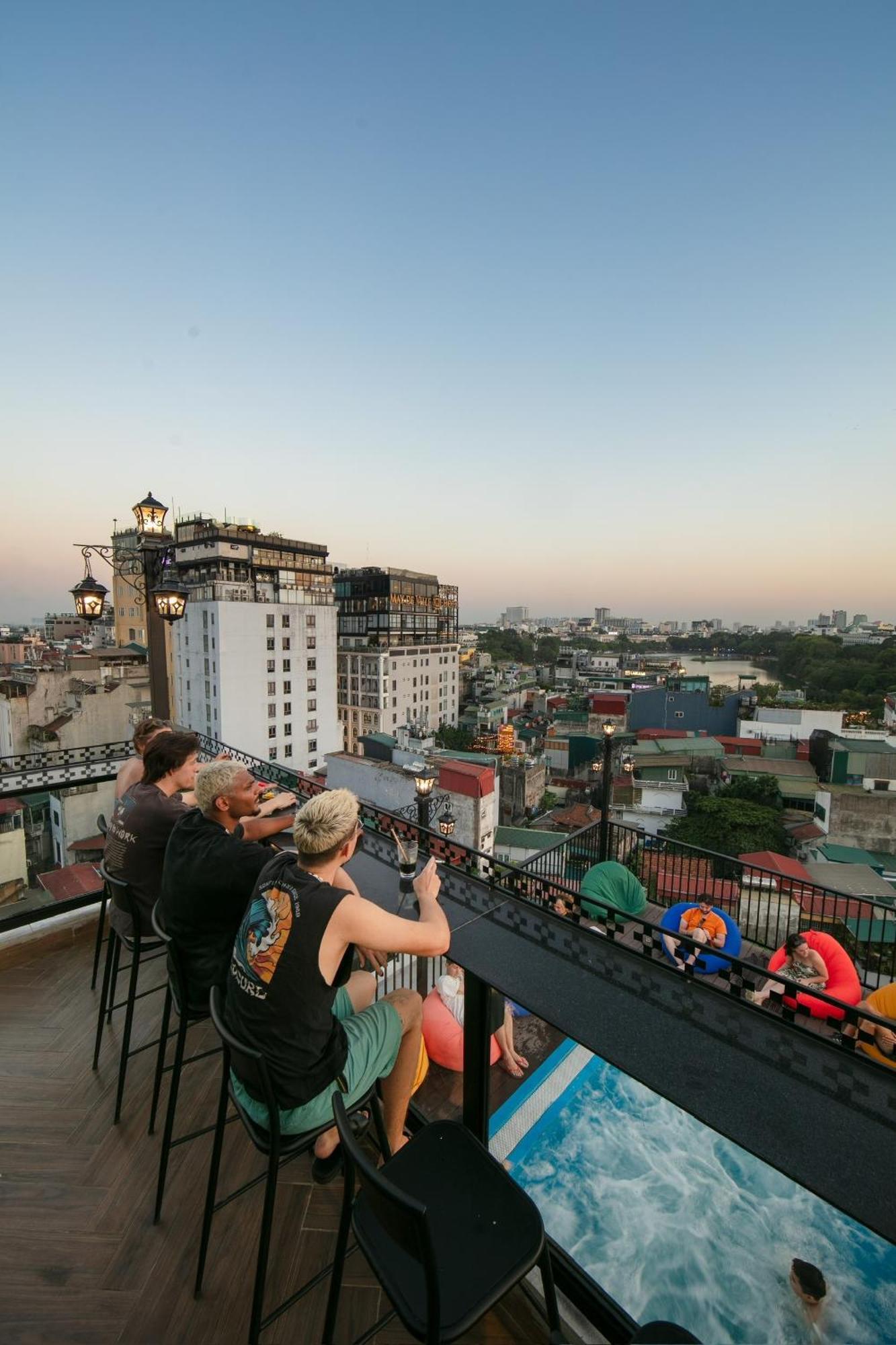Lakeview Backpackers Hostel & Rooftop Bar Ханой Екстериор снимка