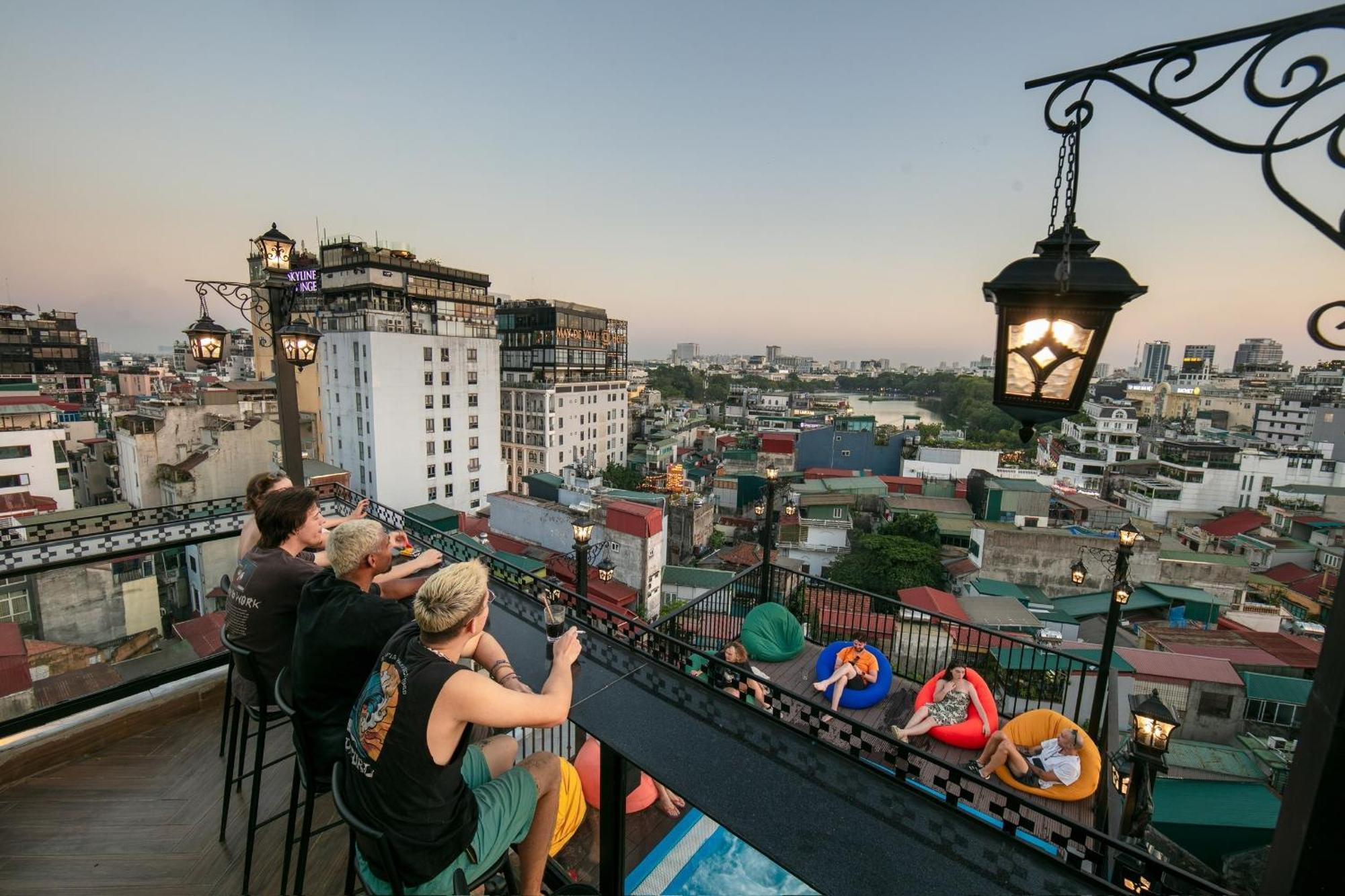 Lakeview Backpackers Hostel & Rooftop Bar Ханой Екстериор снимка