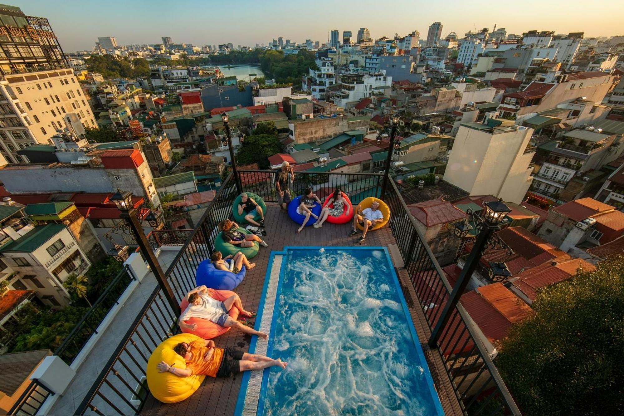 Lakeview Backpackers Hostel & Rooftop Bar Ханой Екстериор снимка