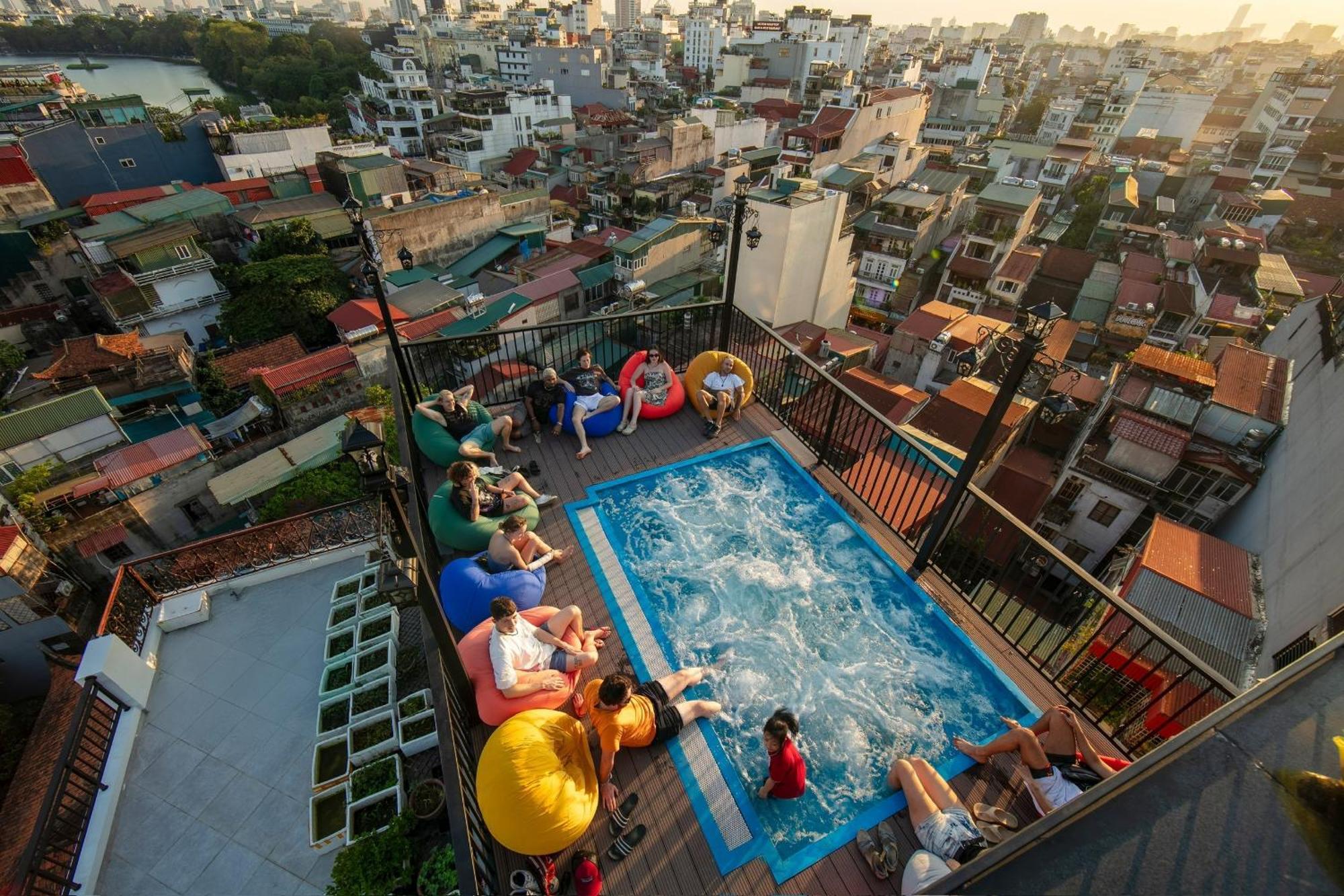Lakeview Backpackers Hostel & Rooftop Bar Ханой Екстериор снимка