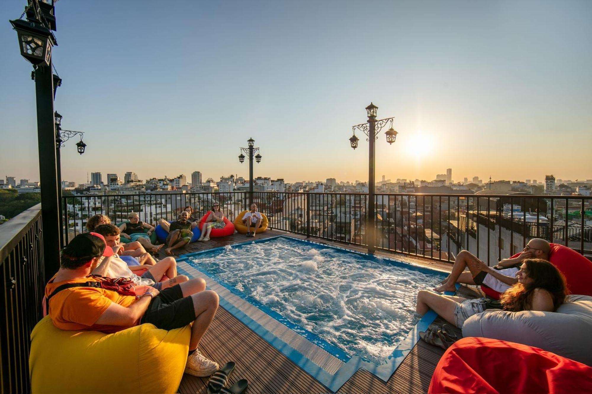 Lakeview Backpackers Hostel & Rooftop Bar Ханой Екстериор снимка