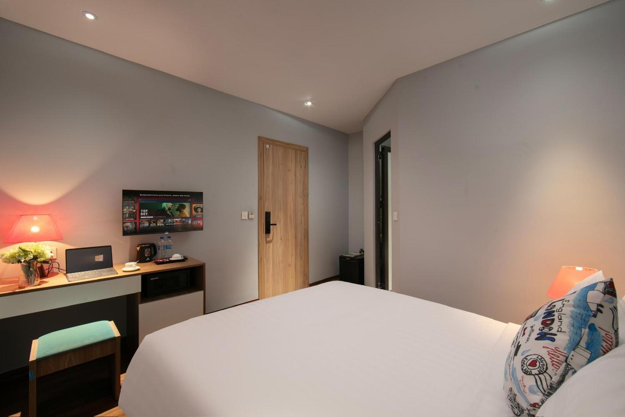 Lakeview Backpackers Hostel & Rooftop Bar Ханой Екстериор снимка