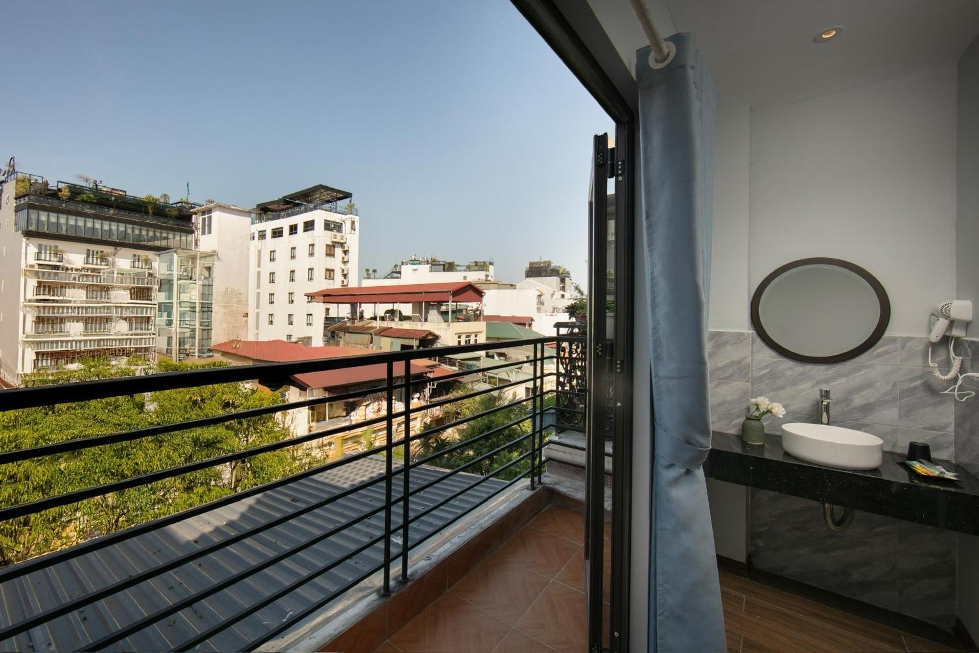 Lakeview Backpackers Hostel & Rooftop Bar Ханой Екстериор снимка
