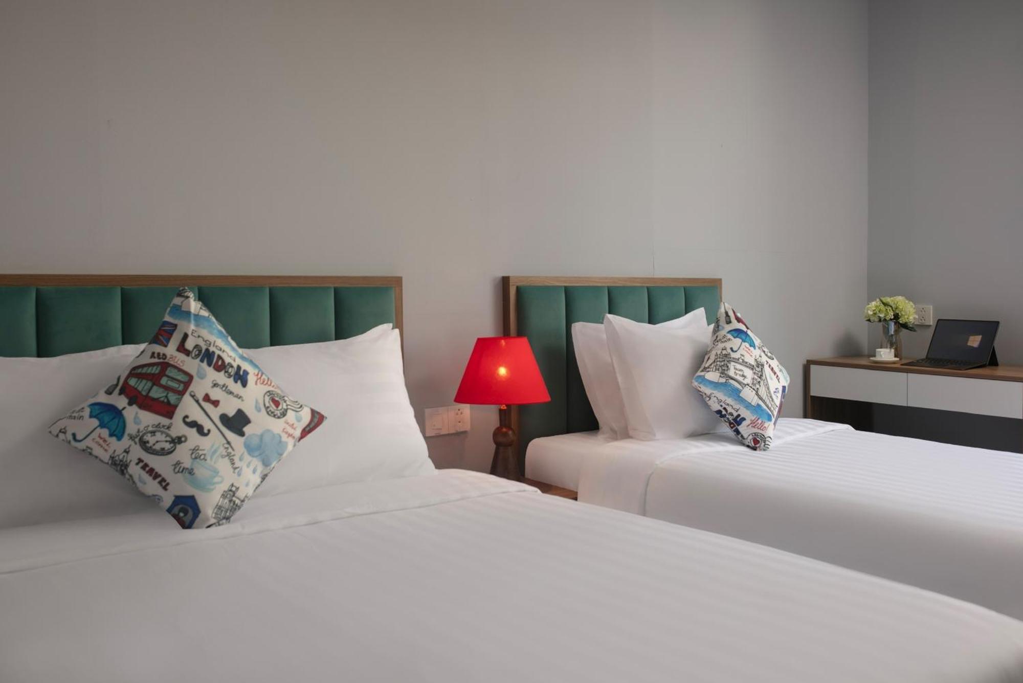 Lakeview Backpackers Hostel & Rooftop Bar Ханой Екстериор снимка