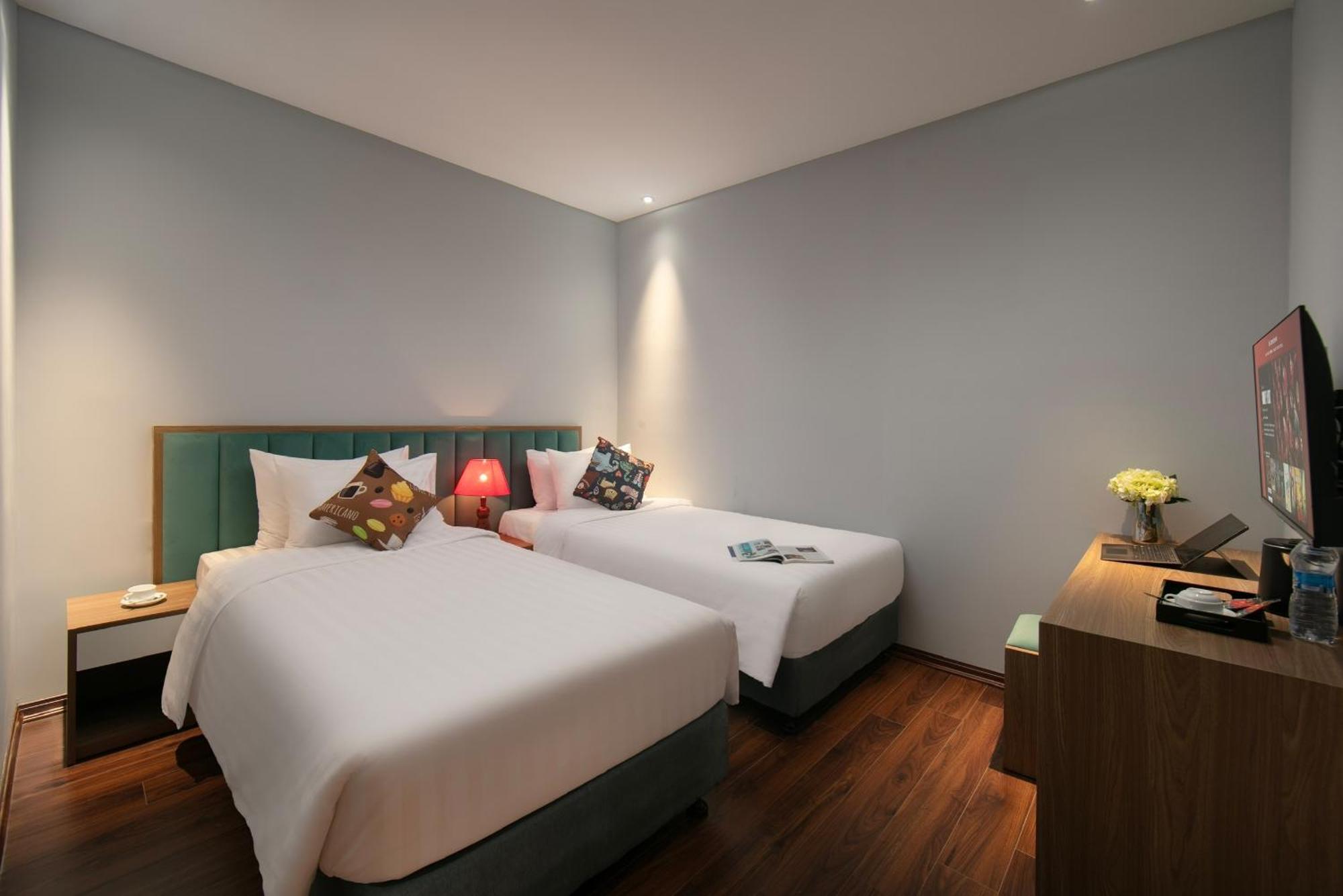 Lakeview Backpackers Hostel & Rooftop Bar Ханой Екстериор снимка