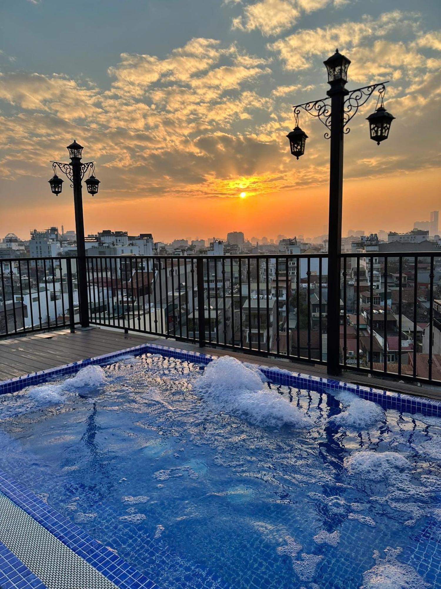 Lakeview Backpackers Hostel & Rooftop Bar Ханой Екстериор снимка