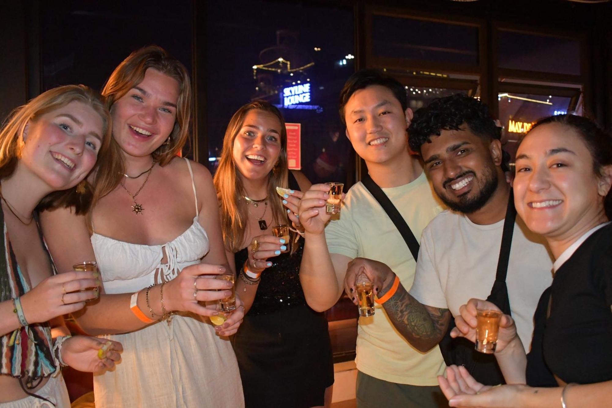 Lakeview Backpackers Hostel & Rooftop Bar Ханой Екстериор снимка
