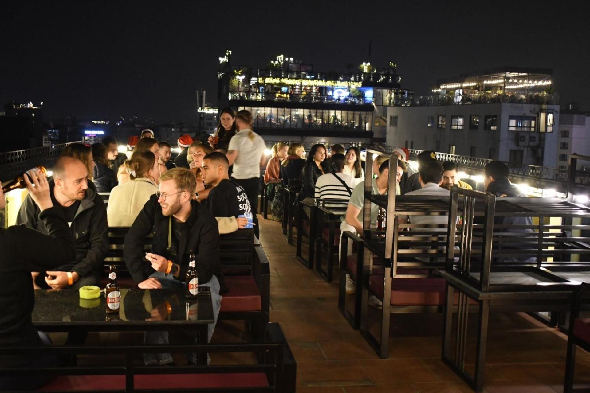Lakeview Backpackers Hostel & Rooftop Bar Ханой Екстериор снимка