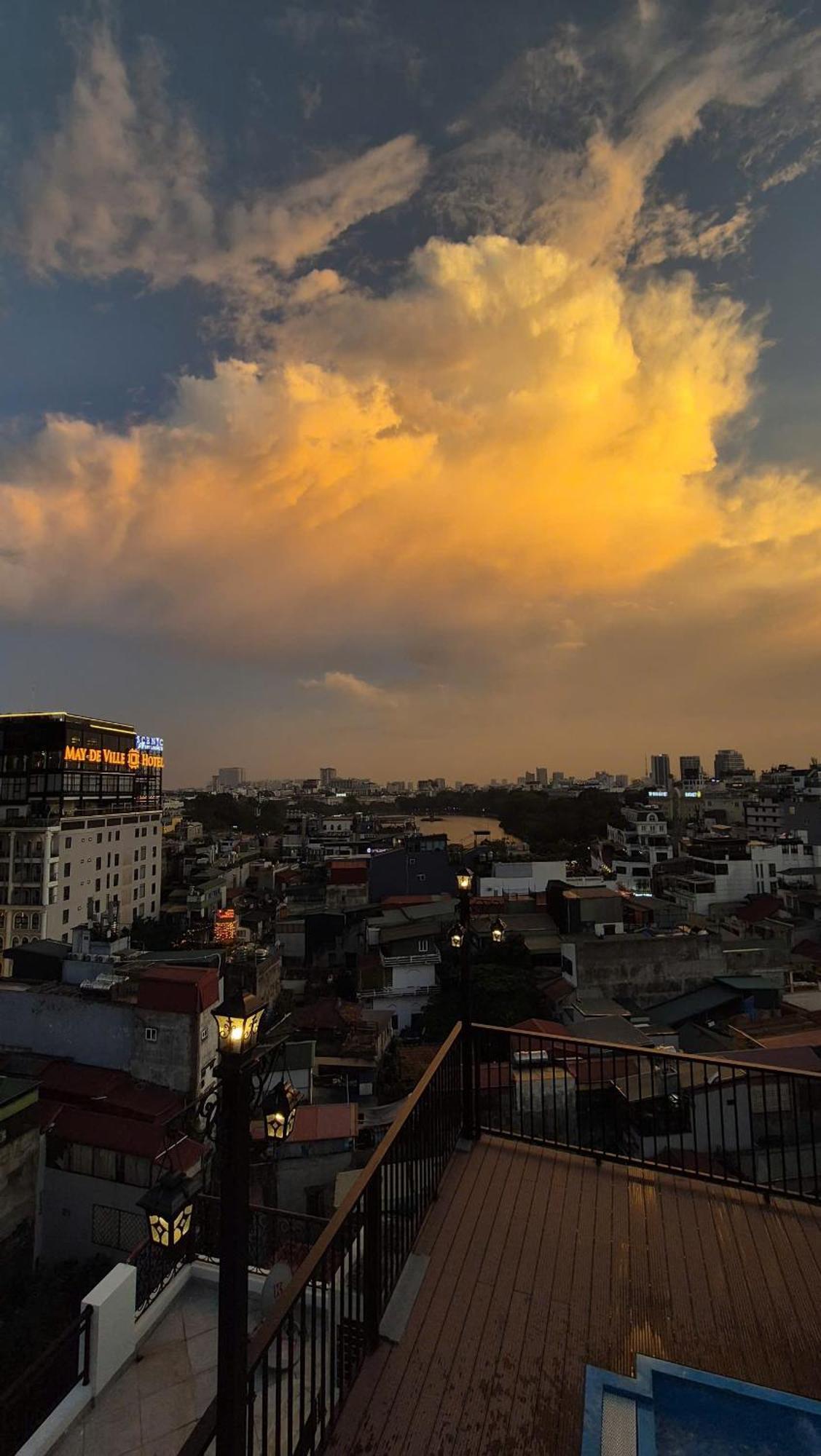Lakeview Backpackers Hostel & Rooftop Bar Ханой Екстериор снимка