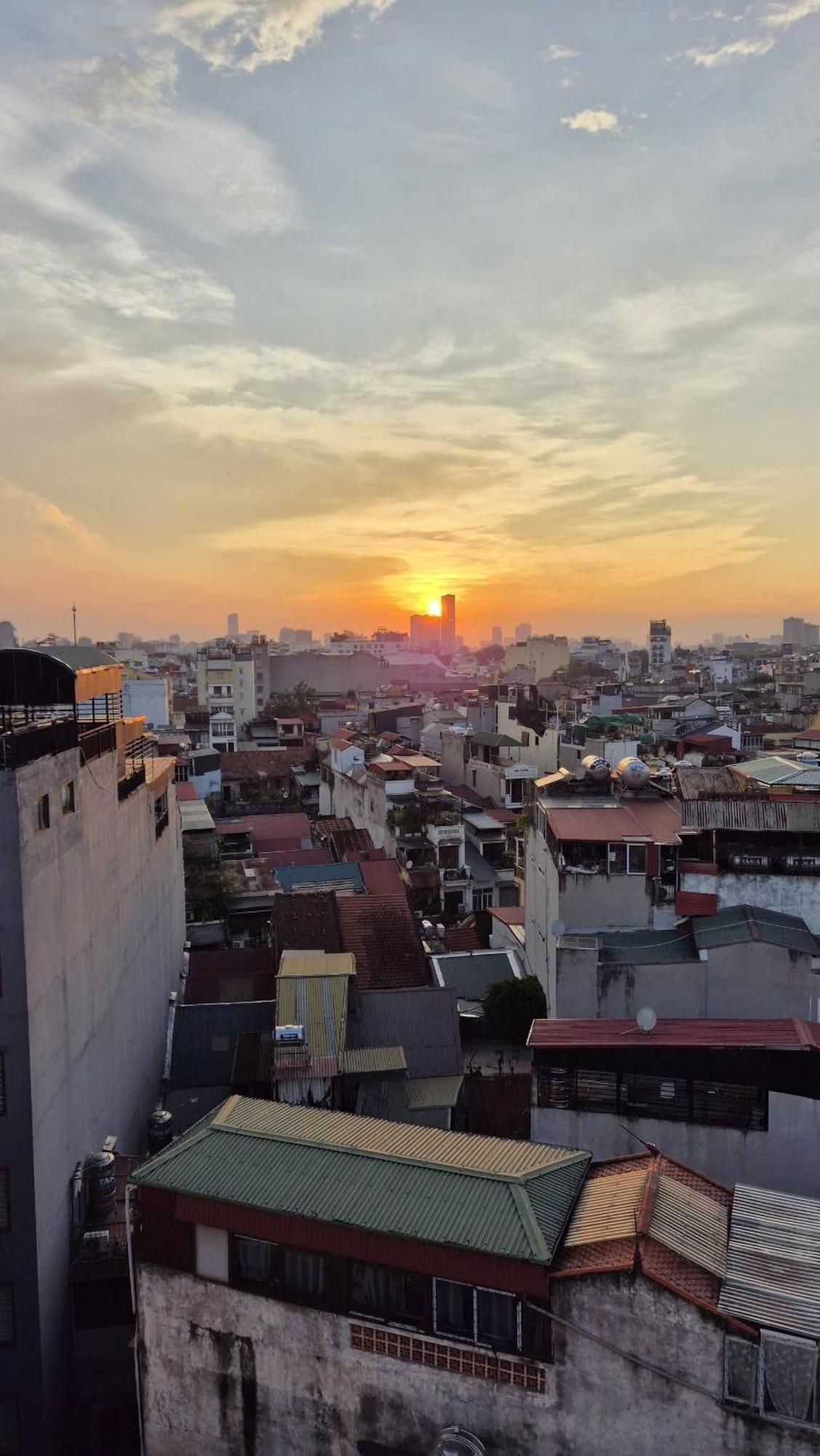 Lakeview Backpackers Hostel & Rooftop Bar Ханой Екстериор снимка