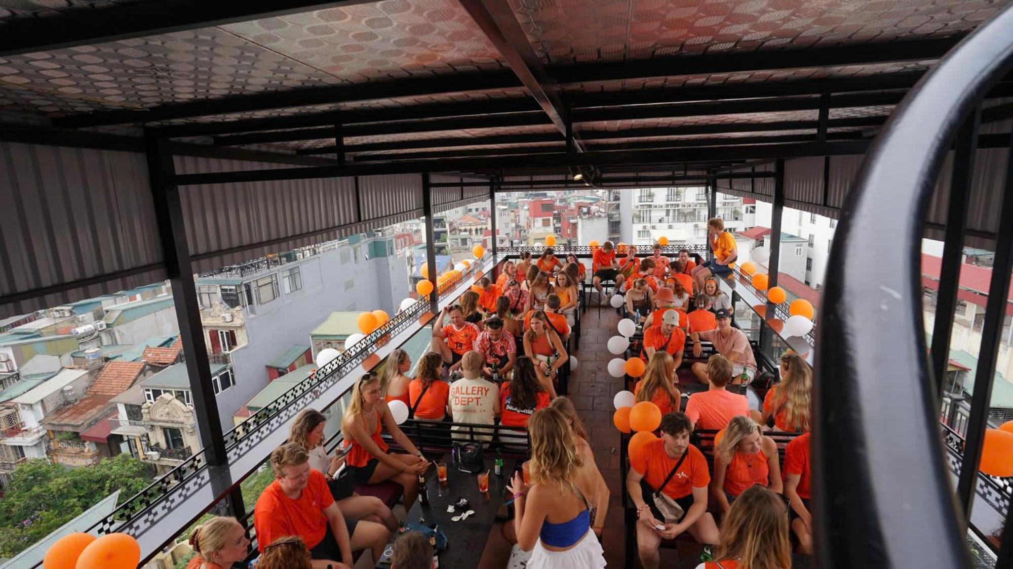 Lakeview Backpackers Hostel & Rooftop Bar Ханой Екстериор снимка