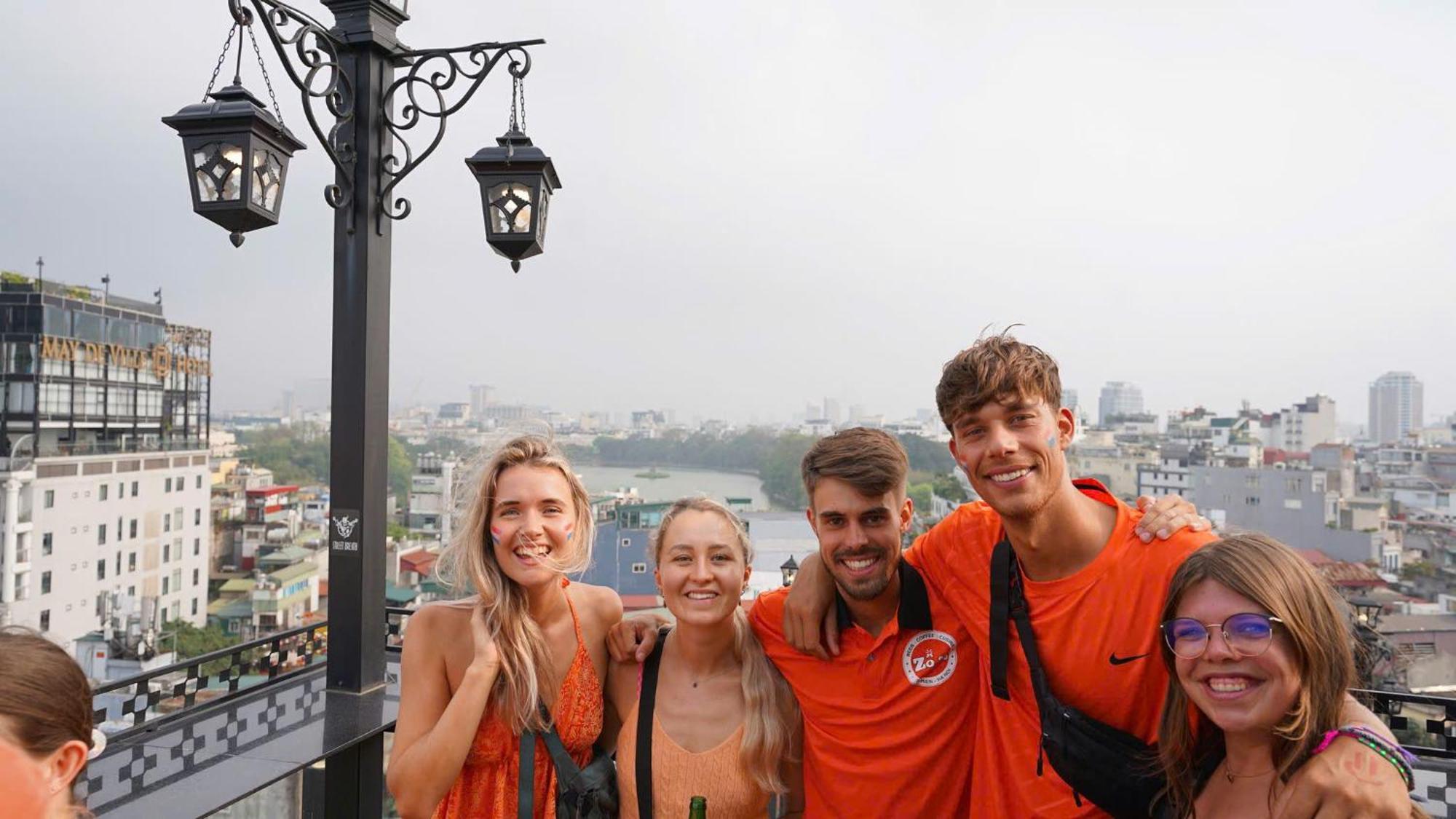 Lakeview Backpackers Hostel & Rooftop Bar Ханой Екстериор снимка
