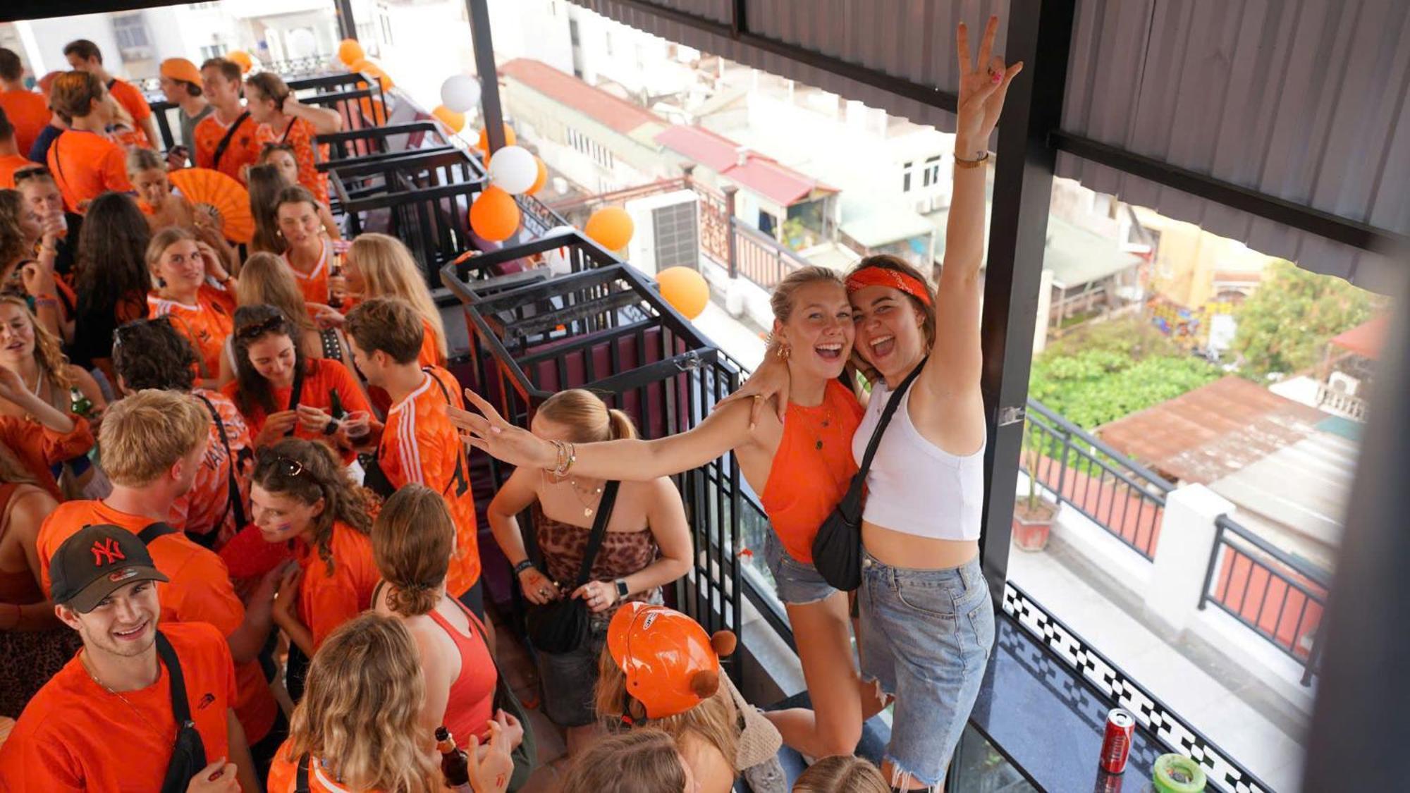 Lakeview Backpackers Hostel & Rooftop Bar Ханой Екстериор снимка