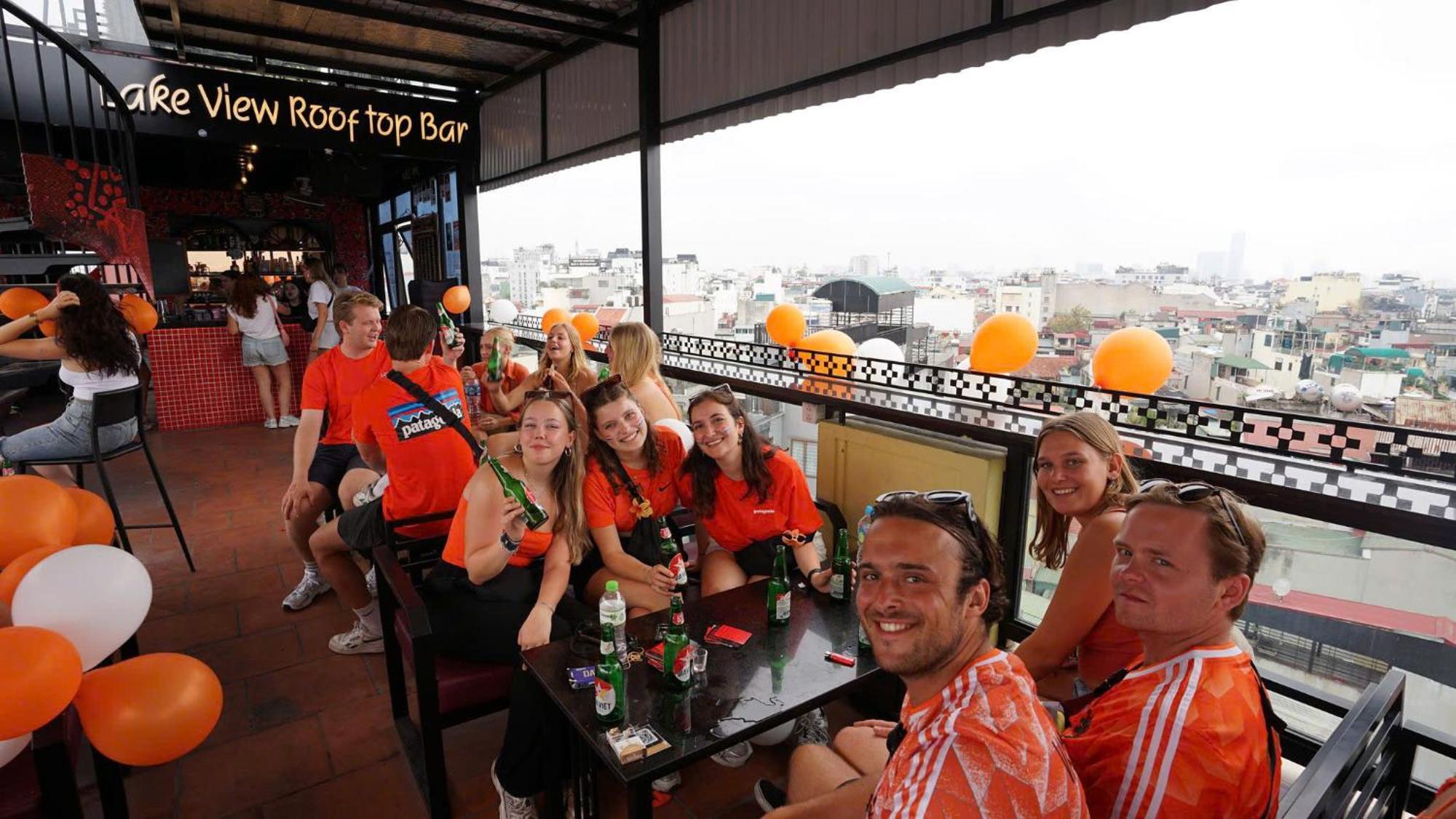 Lakeview Backpackers Hostel & Rooftop Bar Ханой Екстериор снимка