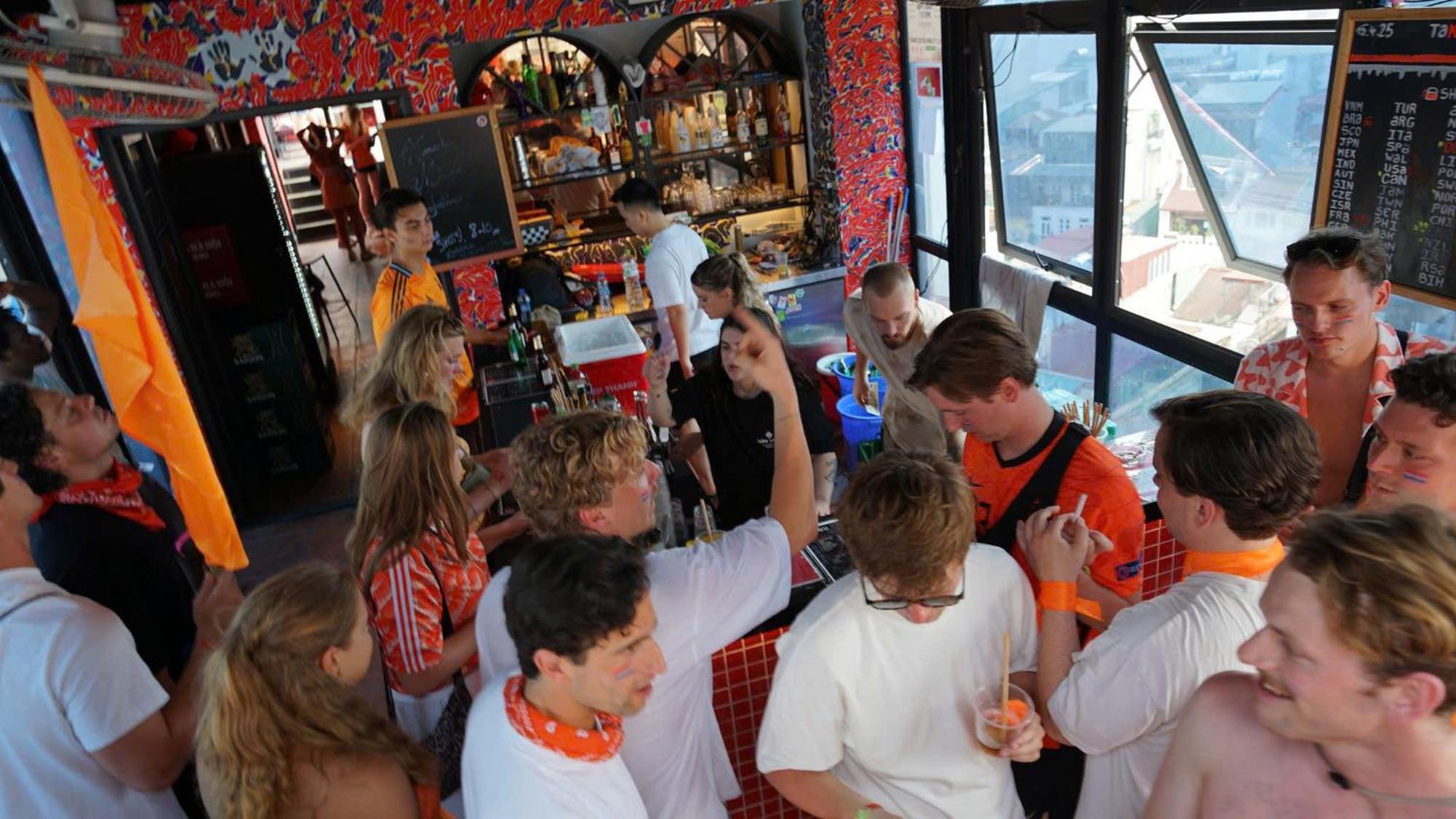 Lakeview Backpackers Hostel & Rooftop Bar Ханой Екстериор снимка